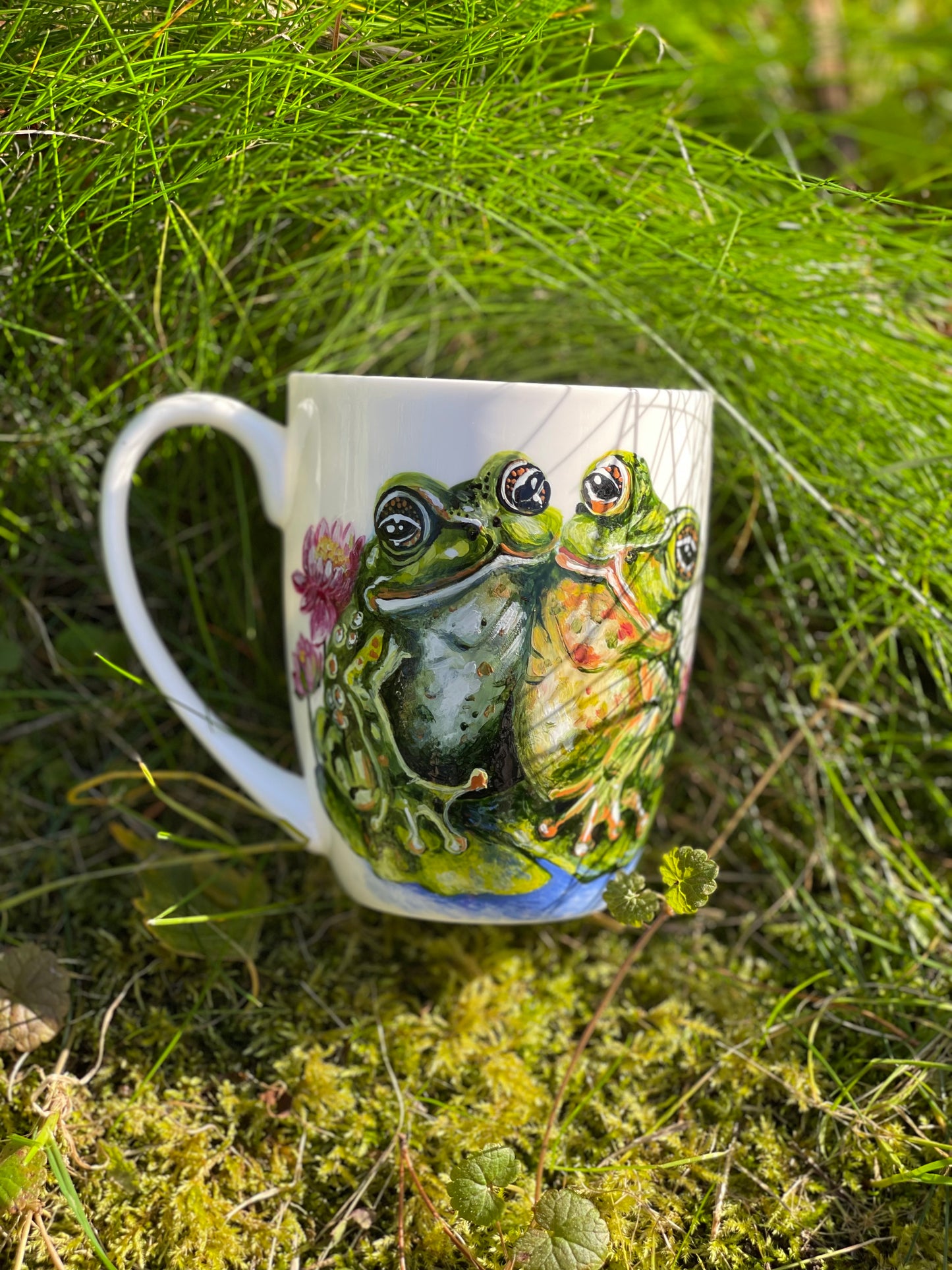 Rankų darbo porcelianinis puodelis su Varlytėmis | Tapyba ant porceliano | Unikali dovana