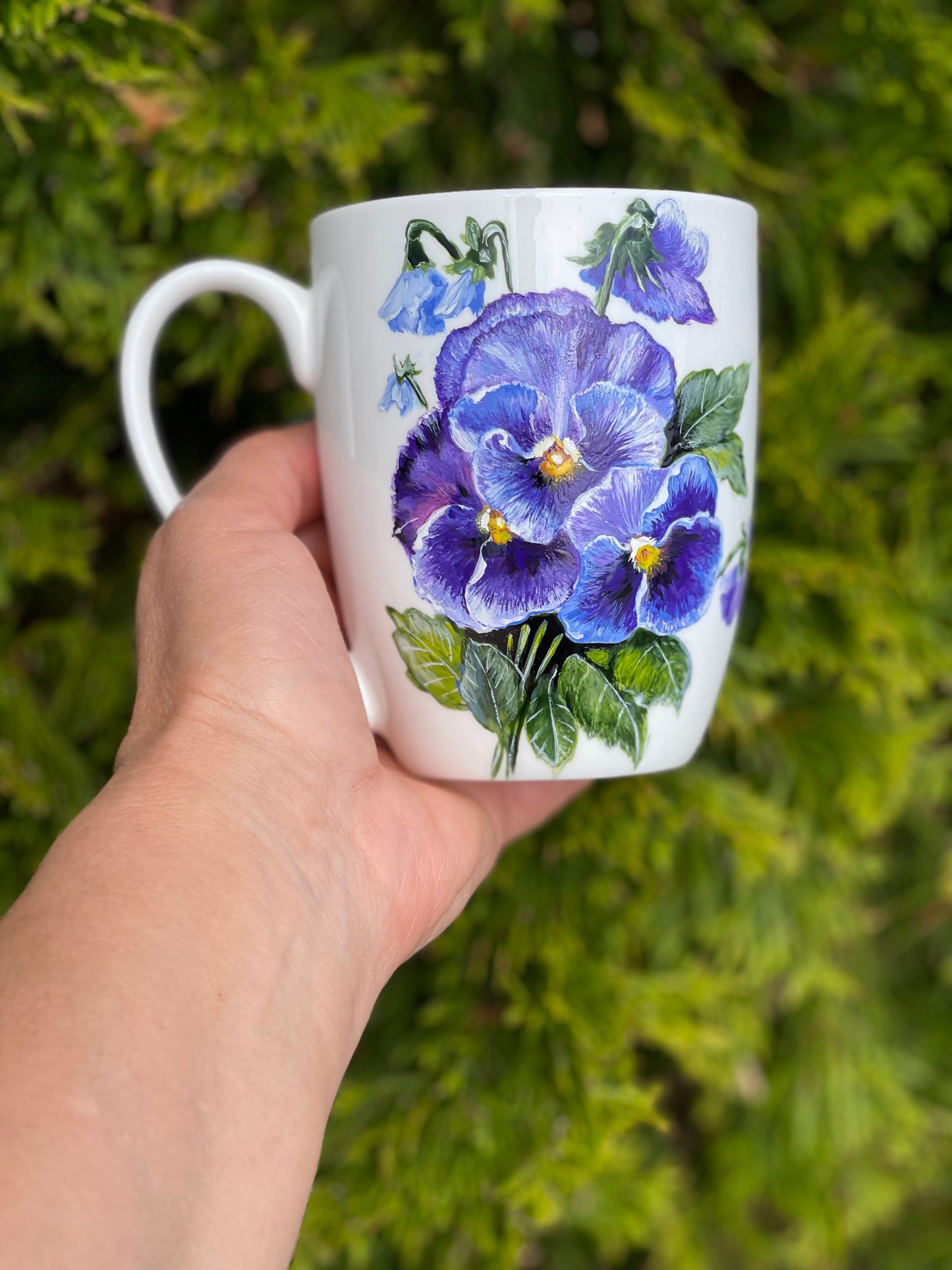 Rankų darbo porcelianinis puodelis su Našlaitėmis | Tapyba ant porceliano | Unikali dovana