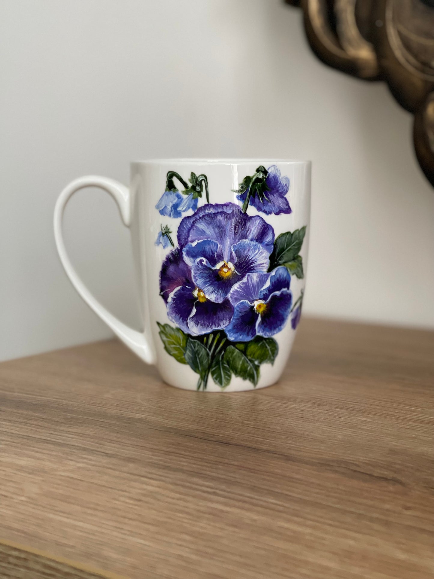 Rankų darbo porcelianinis puodelis su Našlaitėmis | Tapyba ant porceliano | Unikali dovana