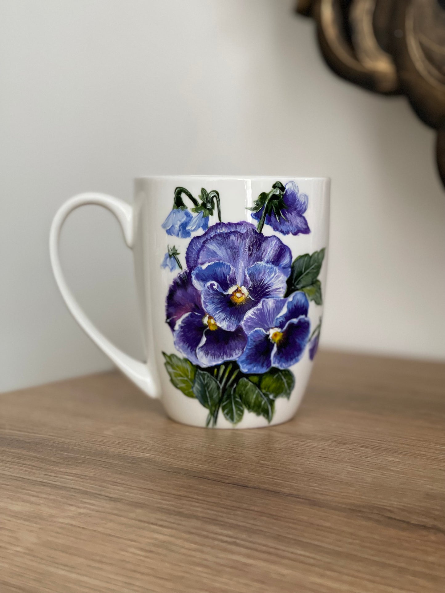 Rankų darbo porcelianinis puodelis su Našlaitėmis | Tapyba ant porceliano | Unikali dovana