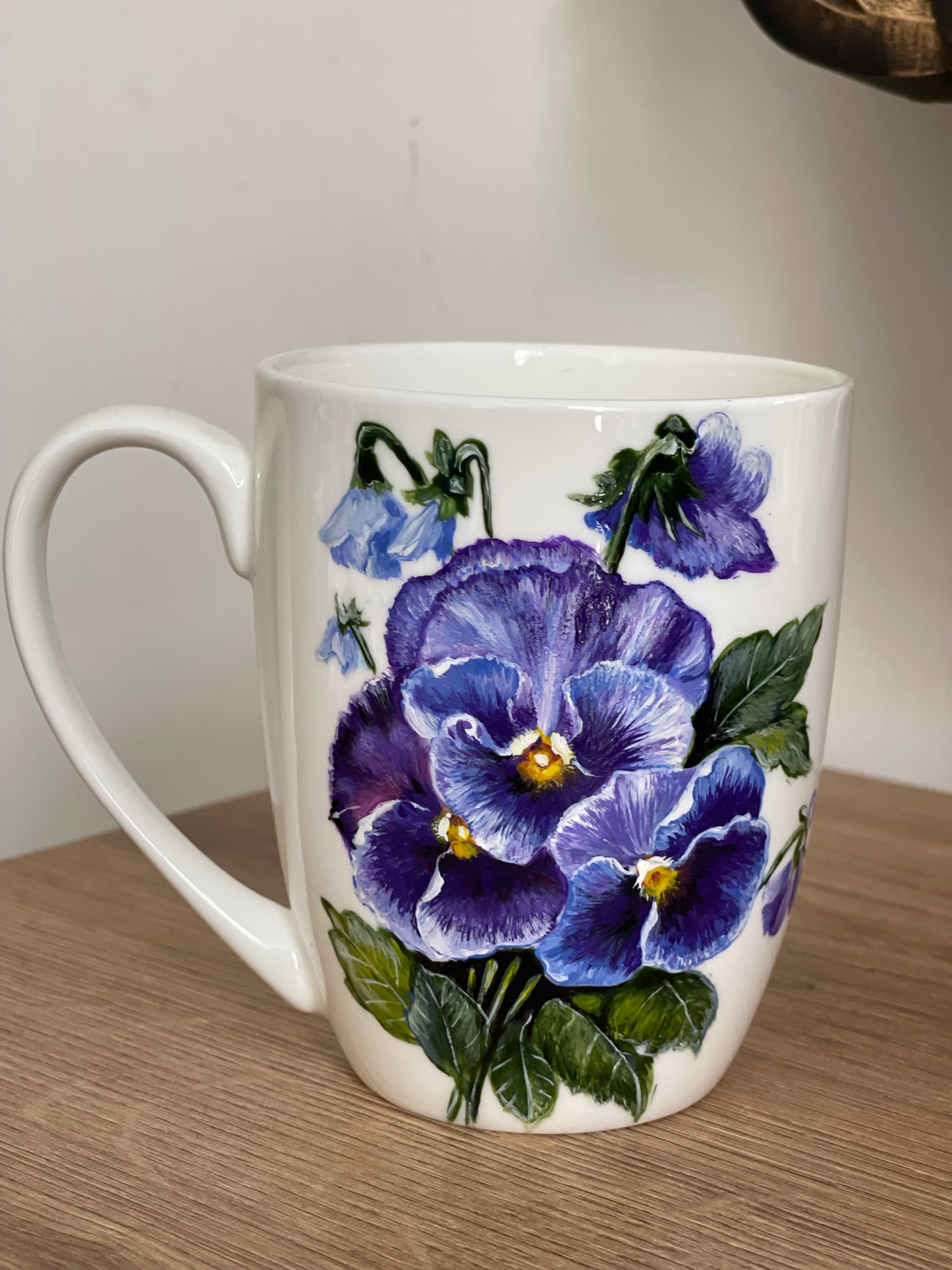 Rankų darbo porcelianinis puodelis su Našlaitėmis | Tapyba ant porceliano | Unikali dovana