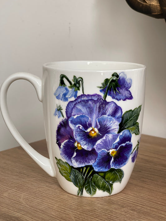 Rankų darbo porcelianinis puodelis su Našlaitėmis | Tapyba ant porceliano | Unikali dovana