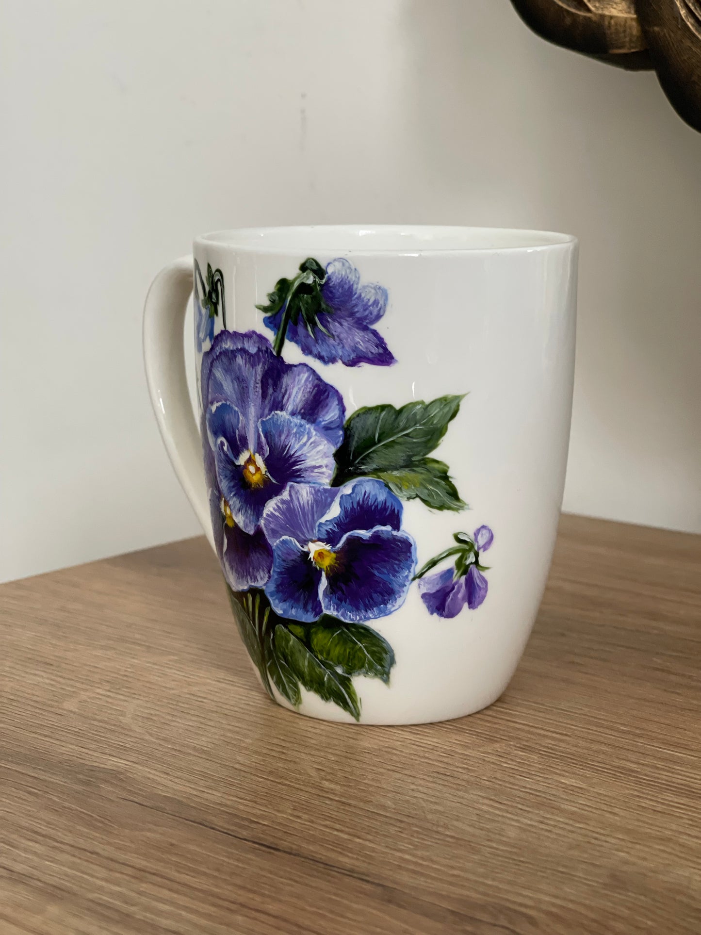 Rankų darbo porcelianinis puodelis su Našlaitėmis | Tapyba ant porceliano | Unikali dovana