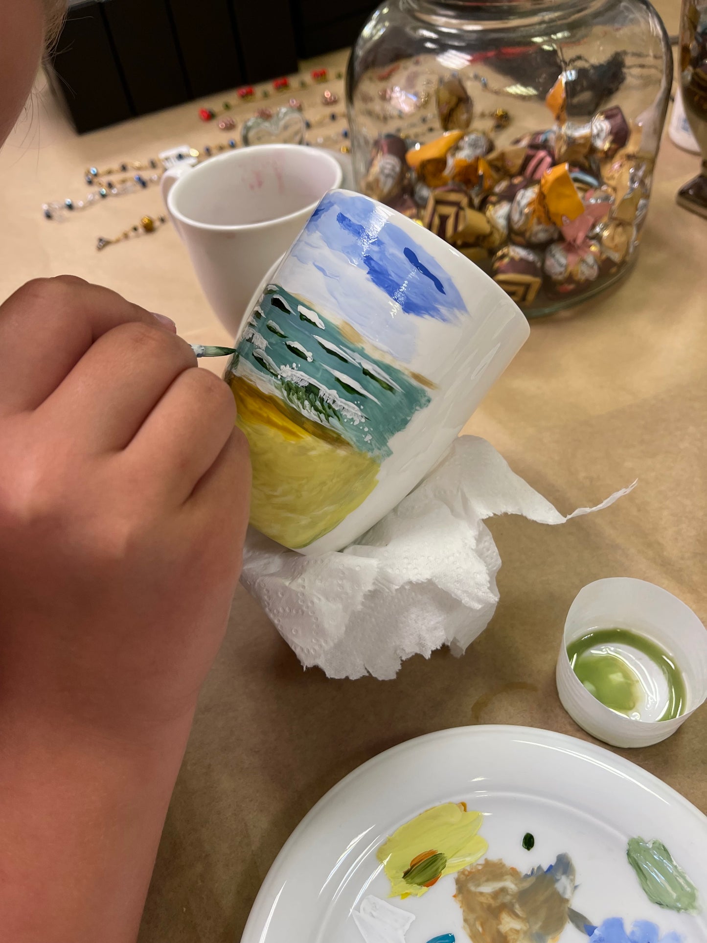 Edukacija: tapyba ant porceliano puodelio | Miniatiūros menas