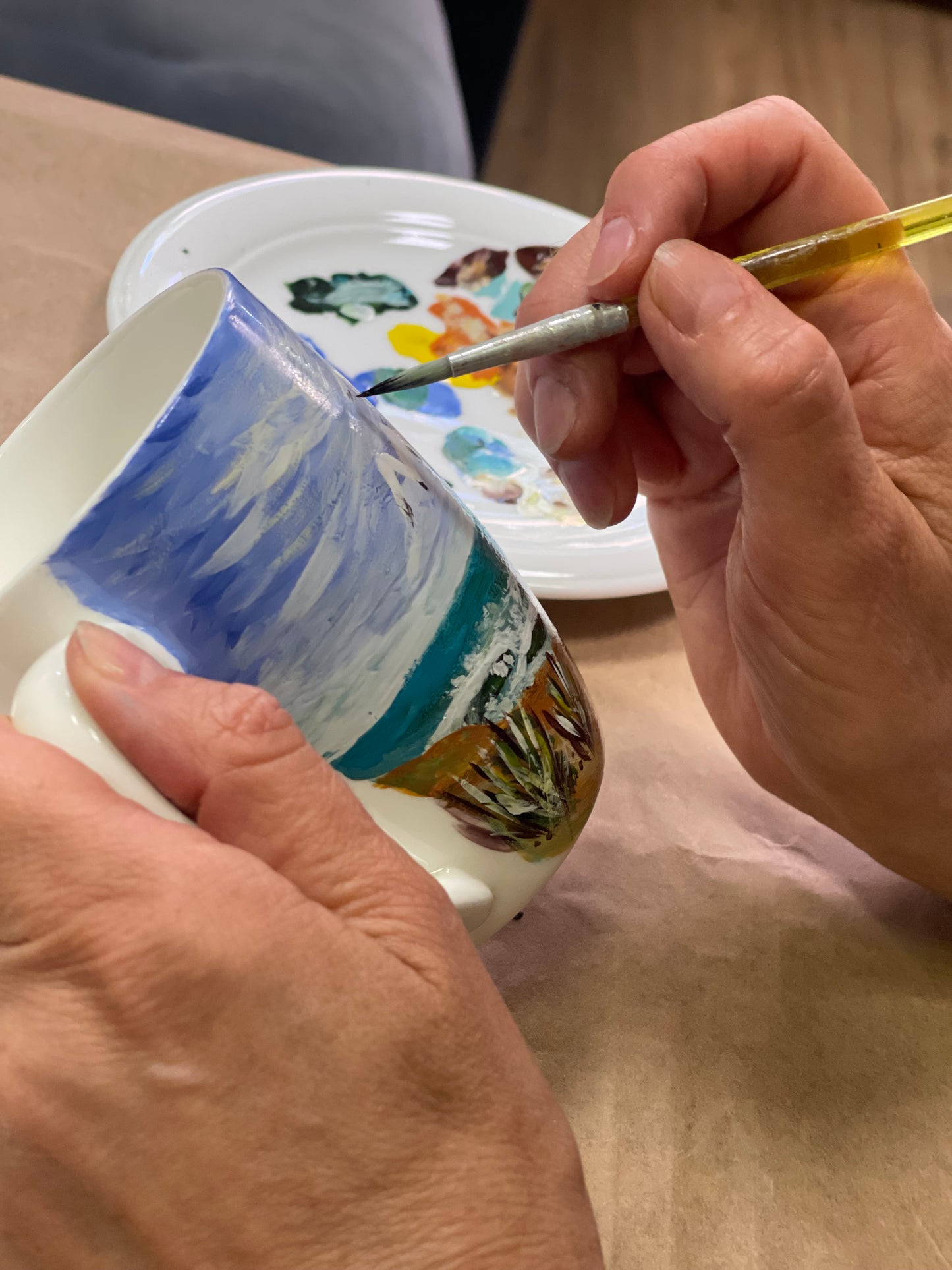 Edukacija: tapyba ant porceliano puodelio | Miniatiūros menas