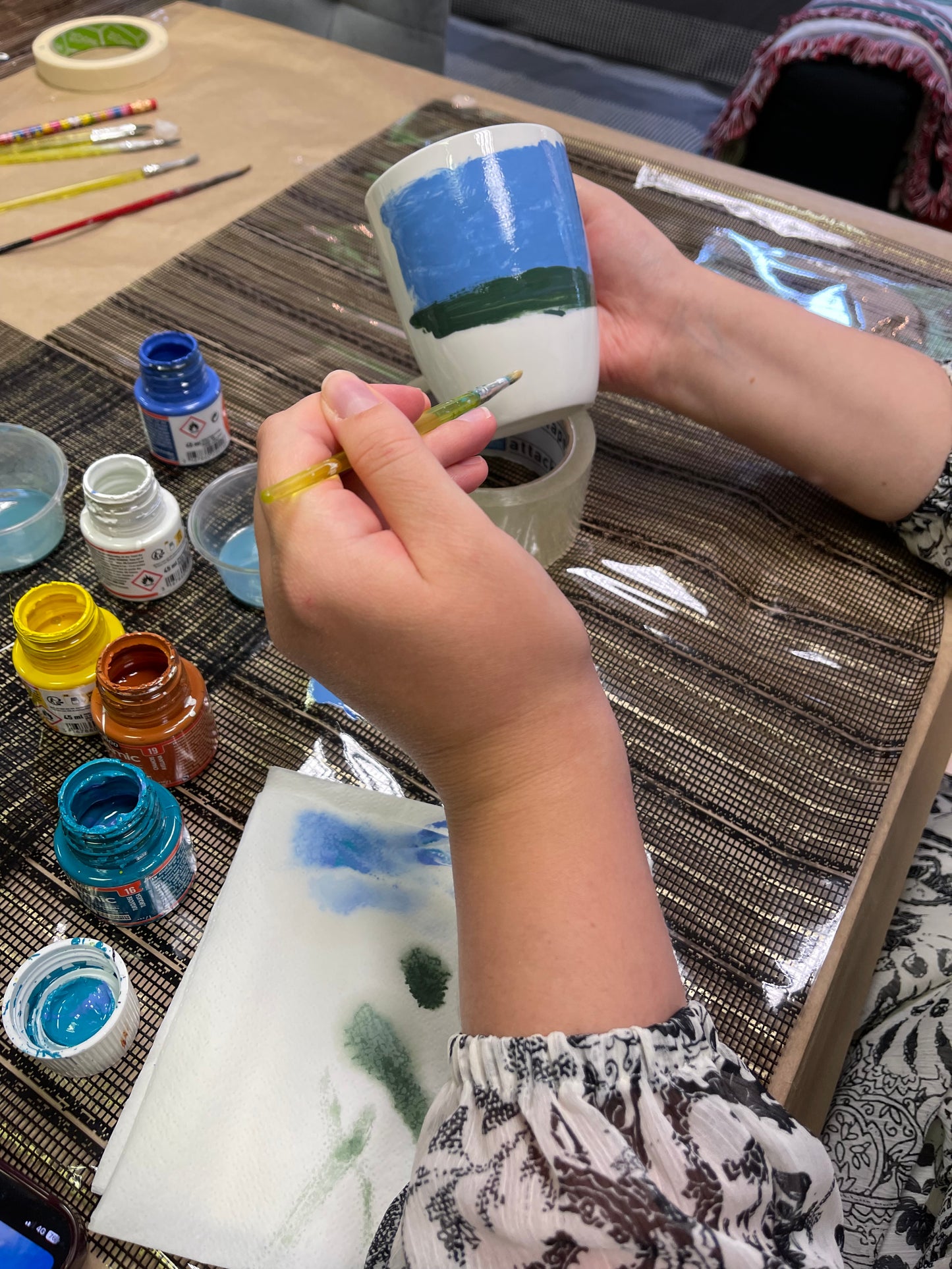 Edukacija: tapyba ant porceliano puodelio | Miniatiūros menas