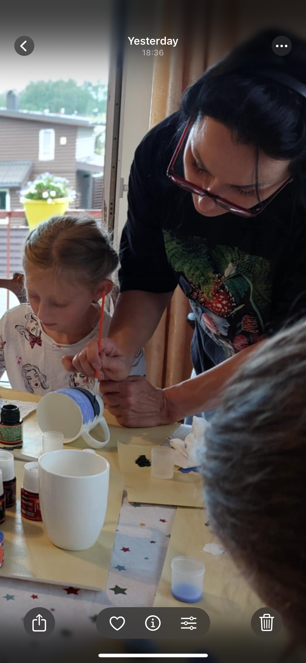 Edukacija: tapyba ant porceliano puodelio | Miniatiūros menas