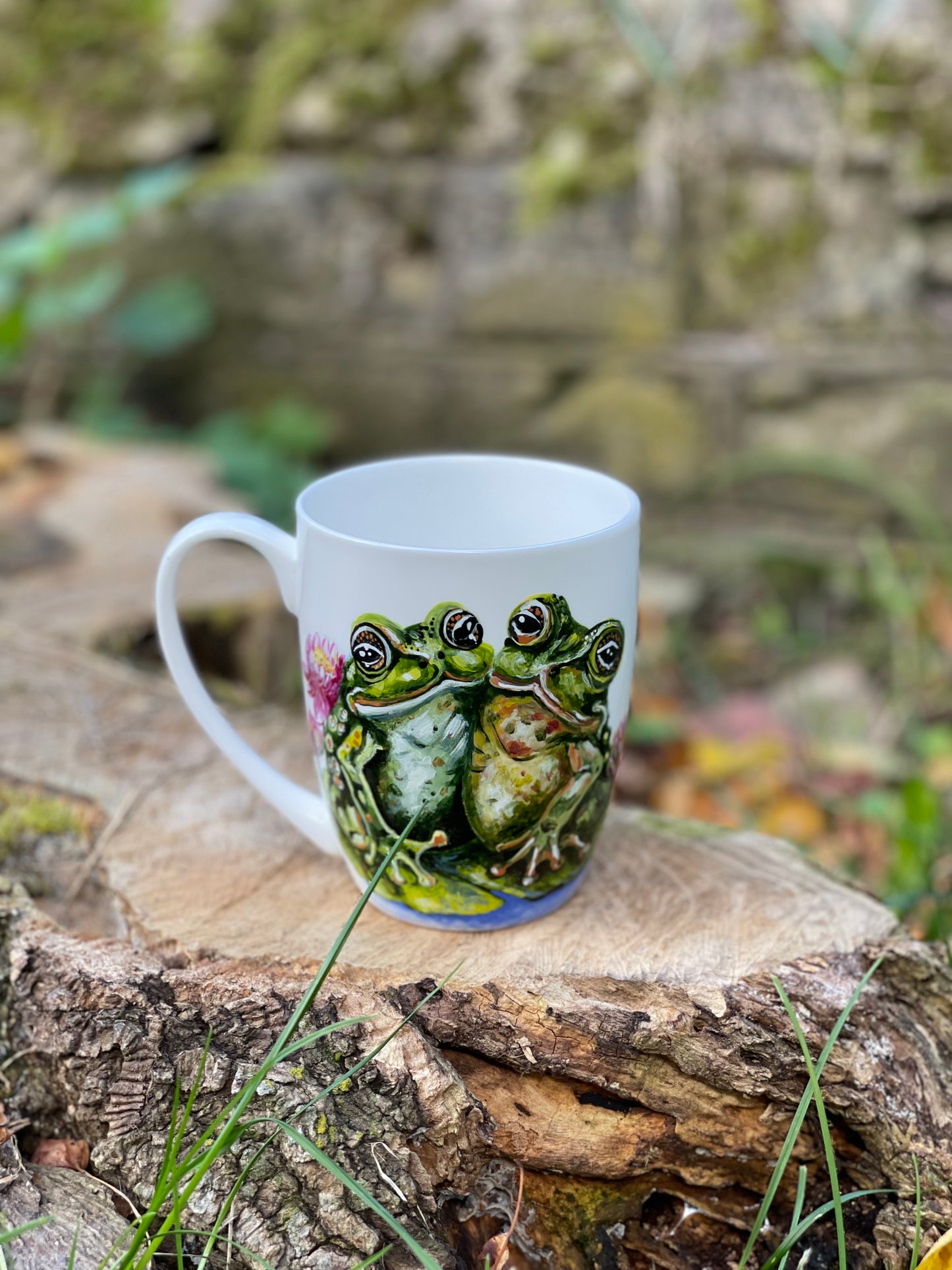 Rankų darbo porcelianinis puodelis su Varlytėmis | Tapyba ant porceliano | Unikali dovana