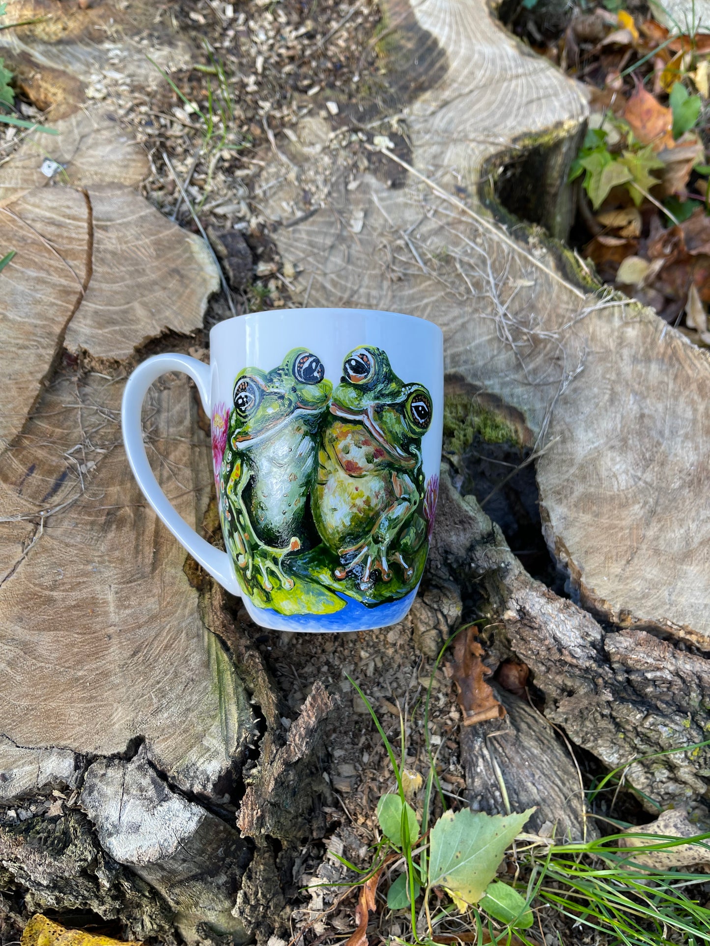 Rankų darbo porcelianinis puodelis su Varlytėmis | Tapyba ant porceliano | Unikali dovana