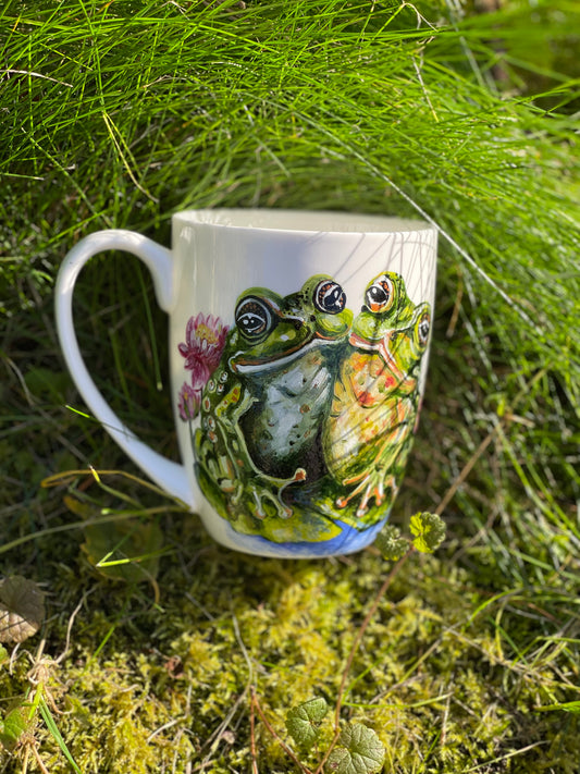 Rankų darbo porcelianinis puodelis su Varlytėmis | Tapyba ant porceliano | Unikali dovana