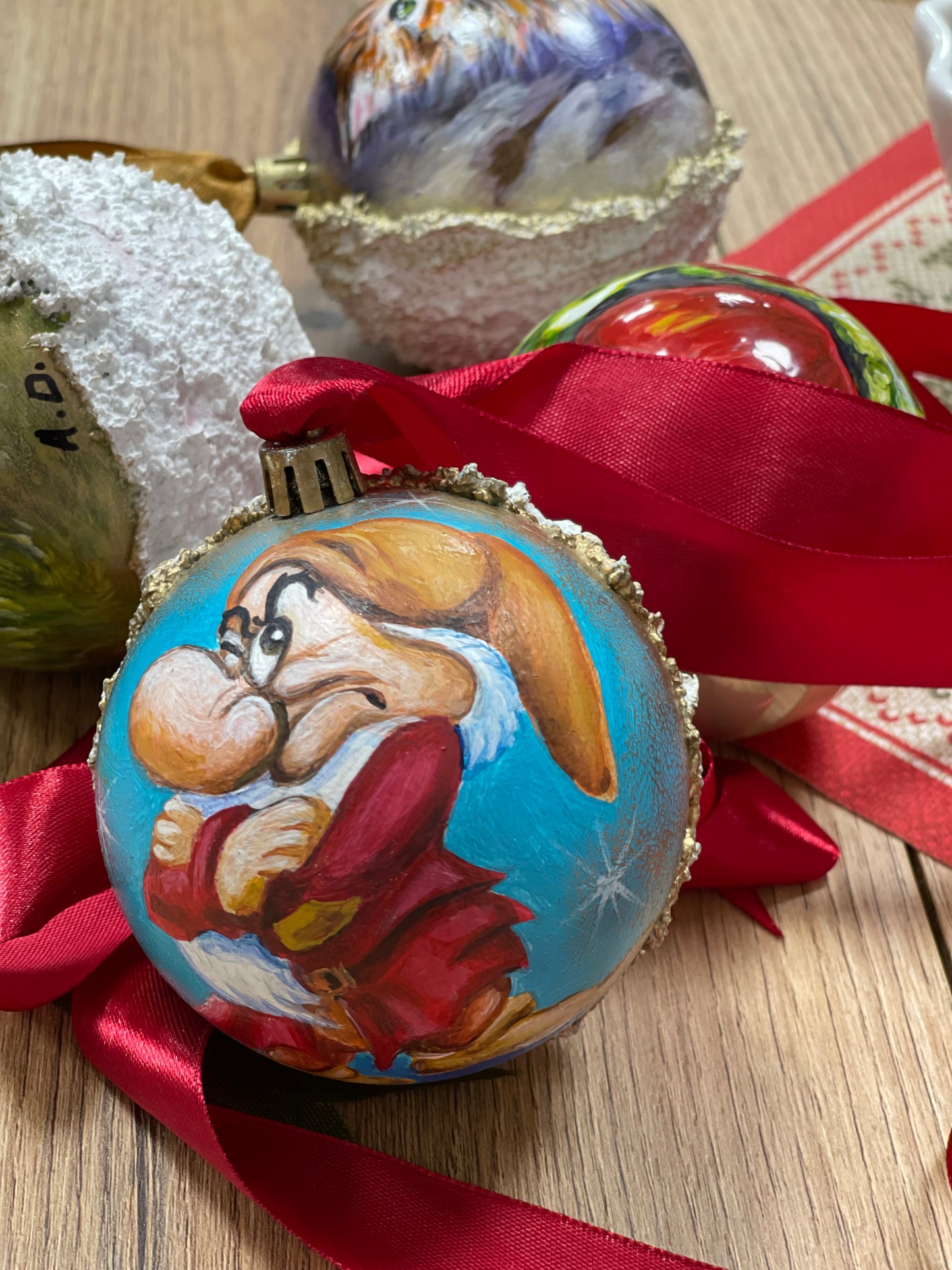 Edukacija: tapyba ant eglutės žaisliuko bumbulo | Miniatiūros menas