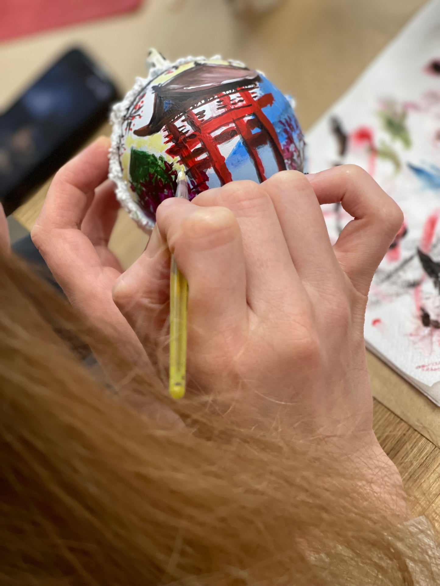 Edukacija: tapyba ant eglutės žaisliuko bumbulo | Miniatiūros menas