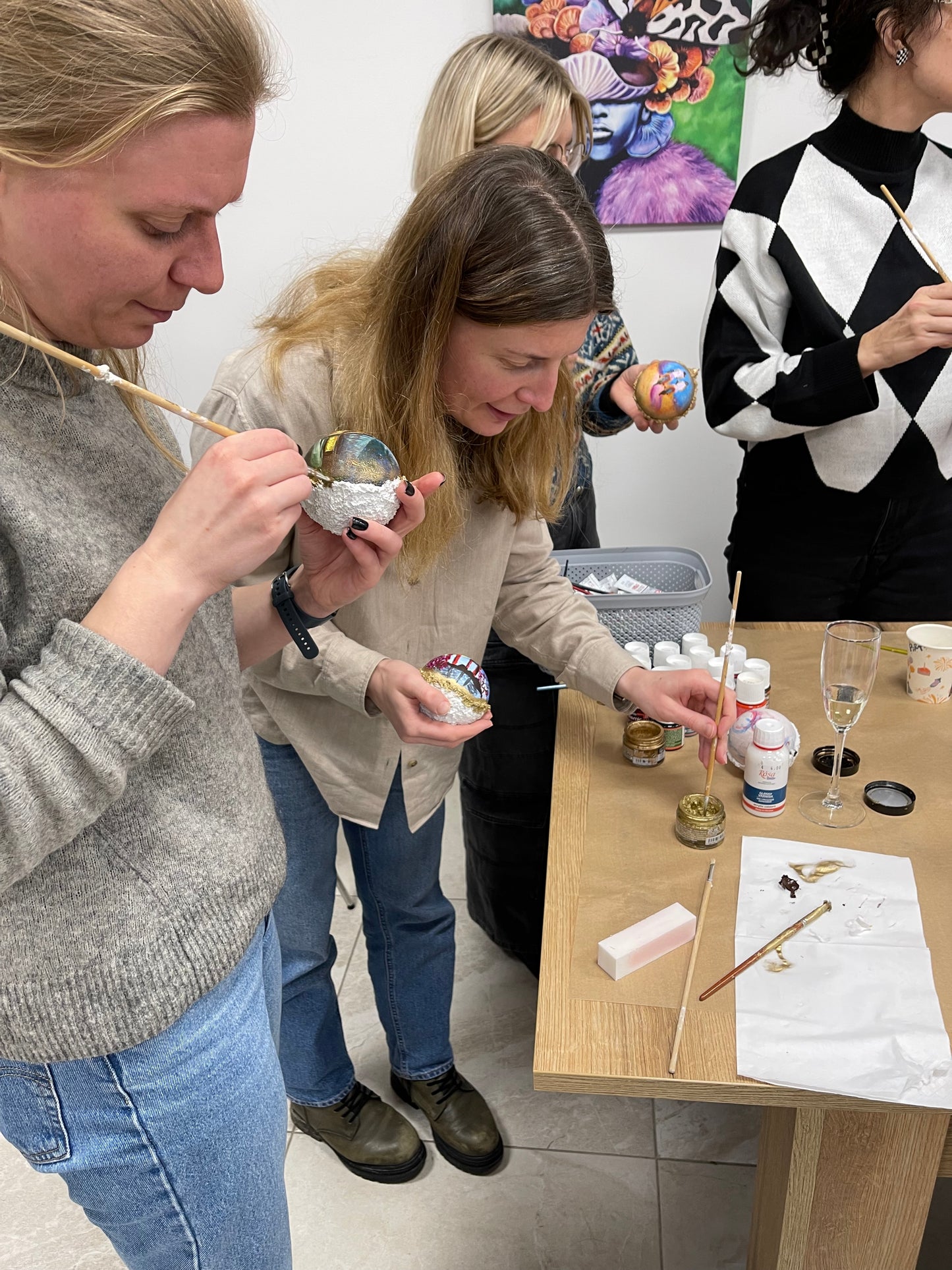 Edukacija: tapyba ant eglutės žaisliuko bumbulo | Miniatiūros menas