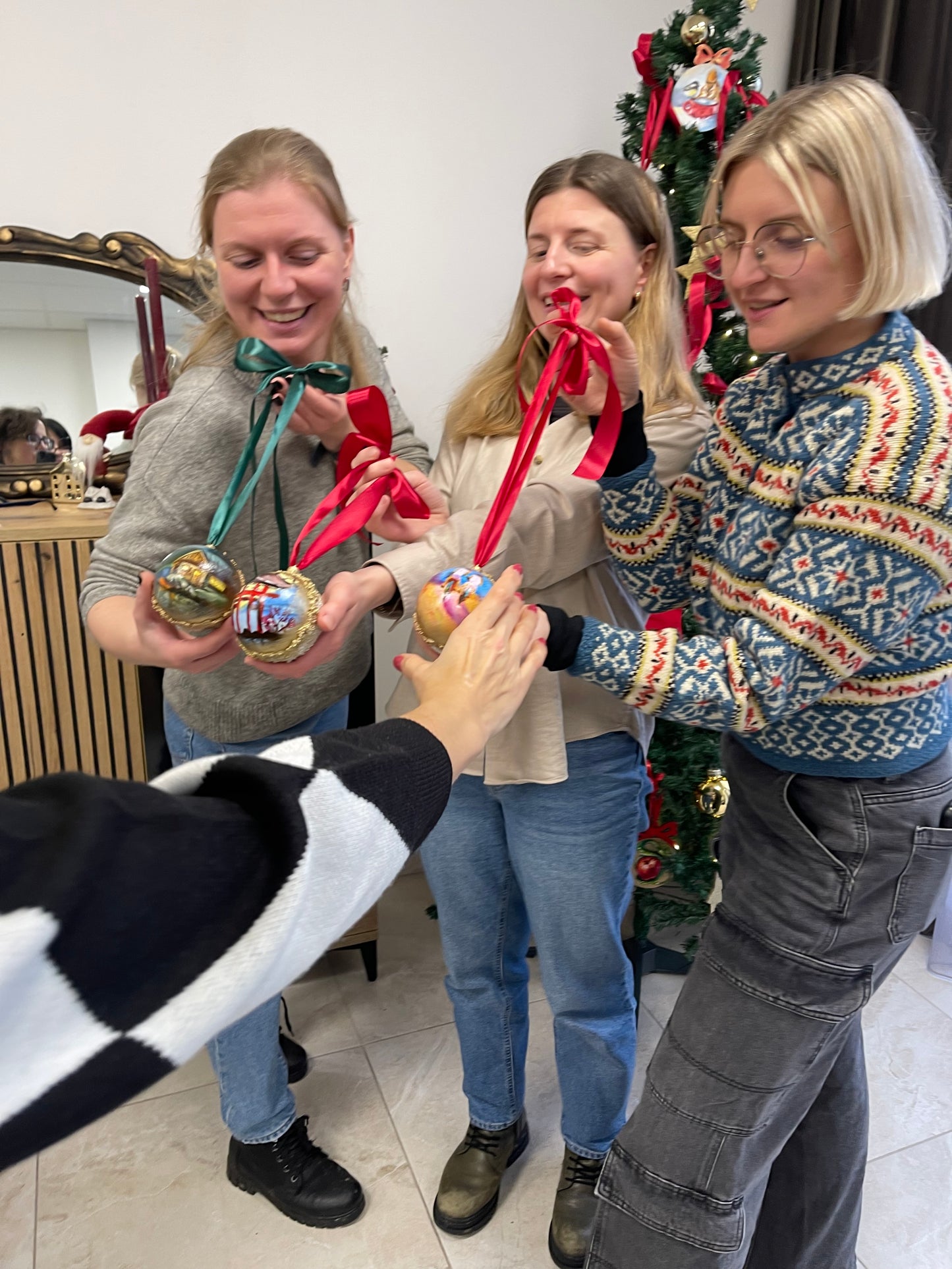 Edukacija: tapyba ant eglutės žaisliuko bumbulo | Miniatiūros menas