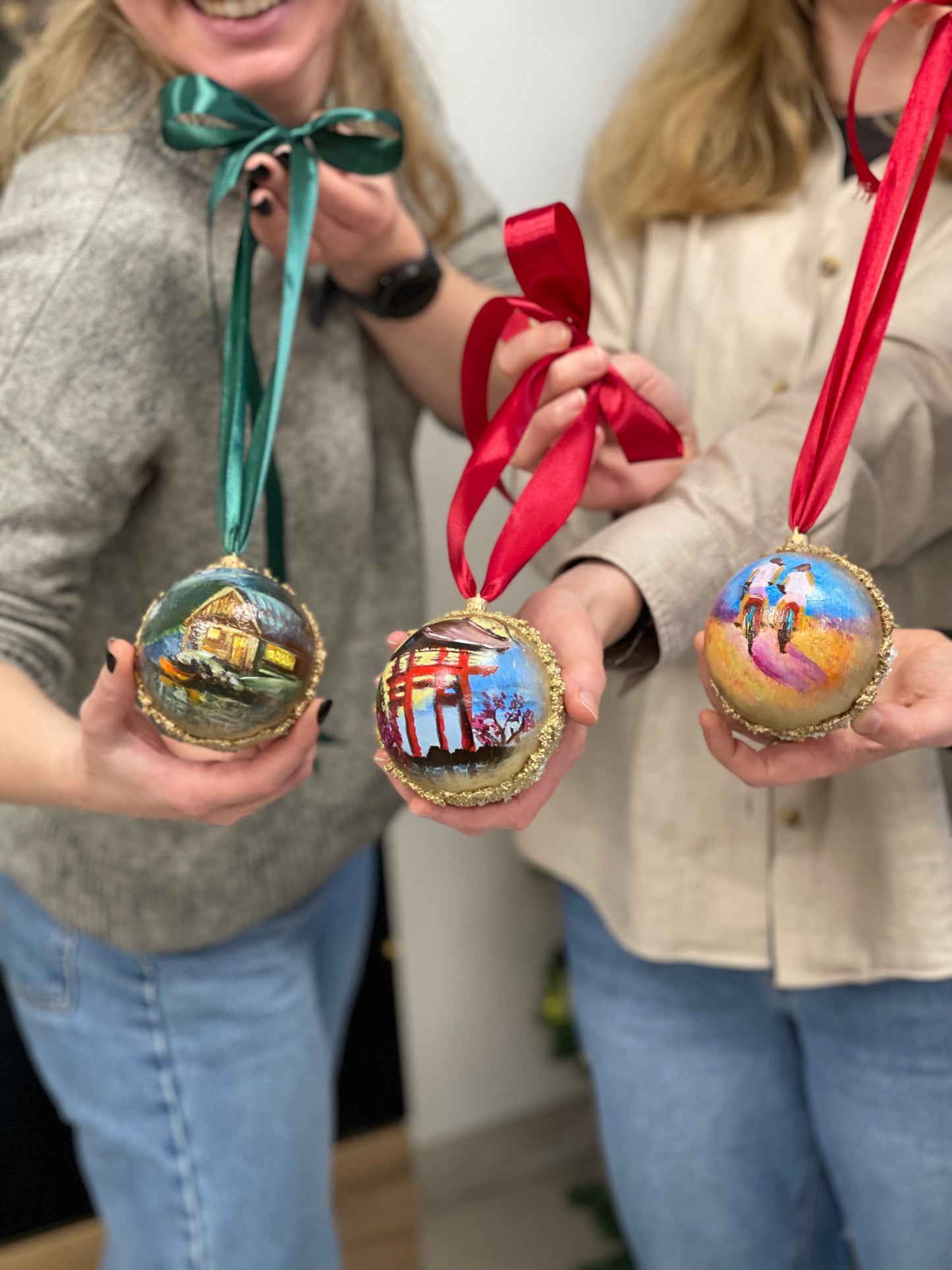 Edukacija: tapyba ant eglutės žaisliuko bumbulo | Miniatiūros menas