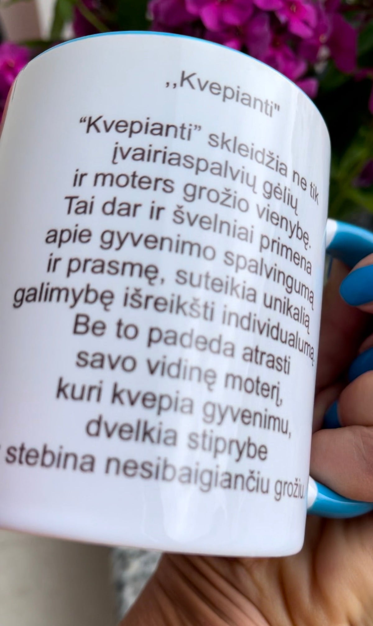 Puodelis „Kvepianti“ su ARTBYAUDRA spaudiniu