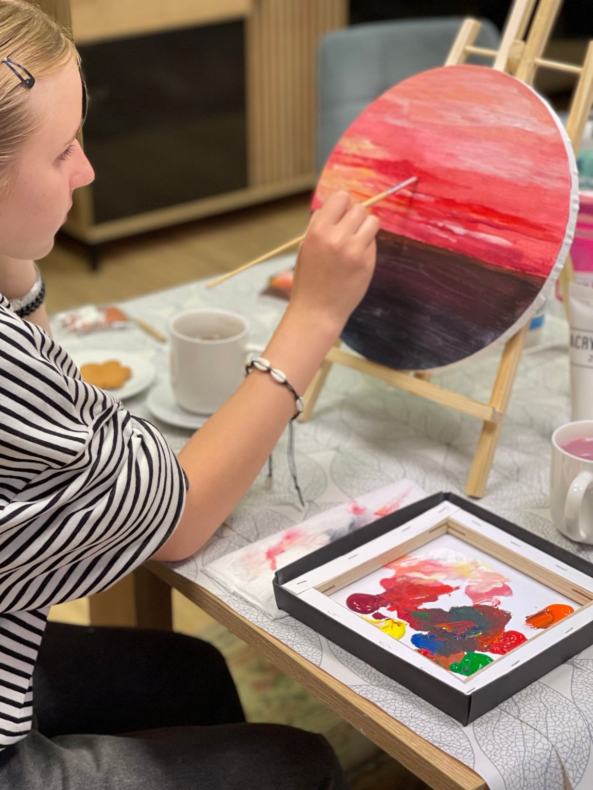 Tapybos ant drobės edukacijos akimirka – ARTBYAUDRA