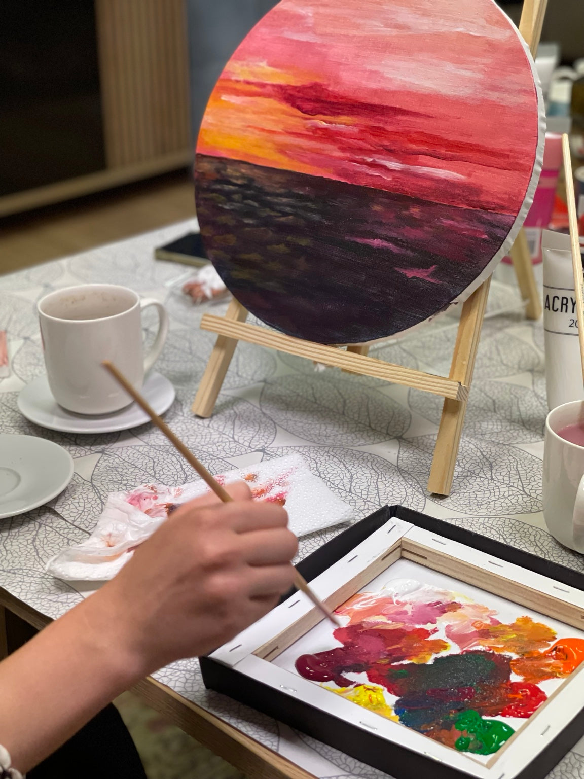 Tapybos ant drobės edukacijos akimirka – ARTBYAUDRA