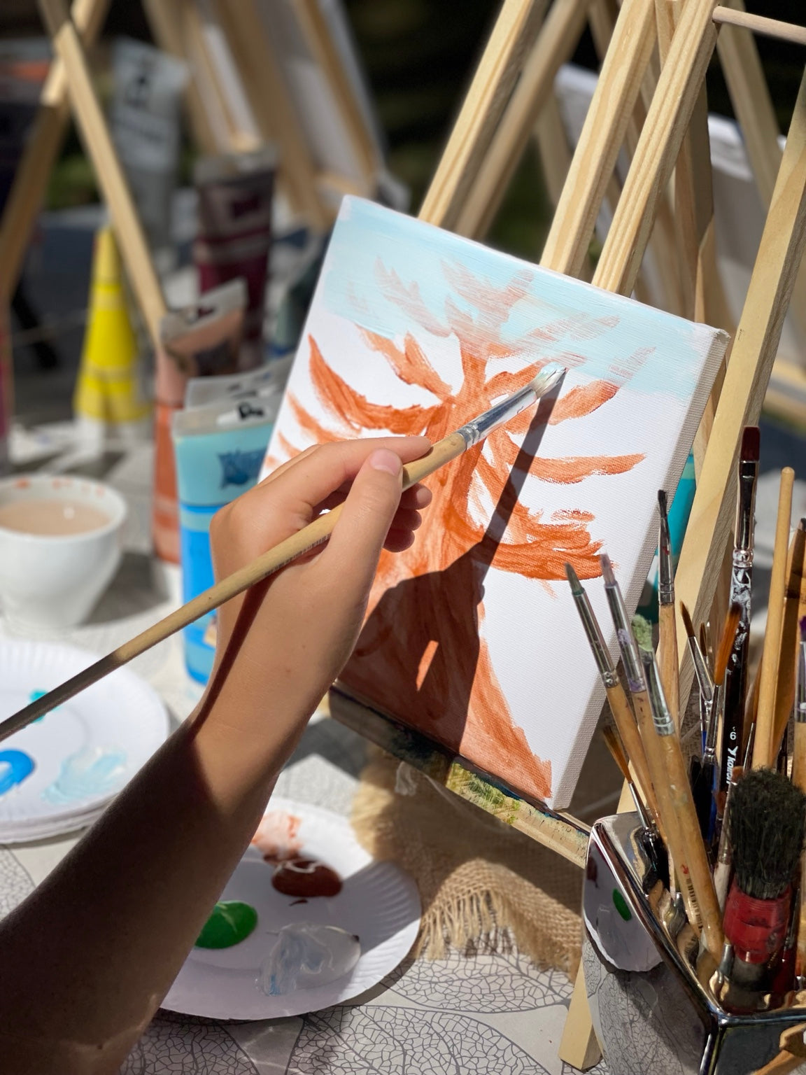 Tapybos ant drobės edukacijos akimirka – ARTBYAUDRA