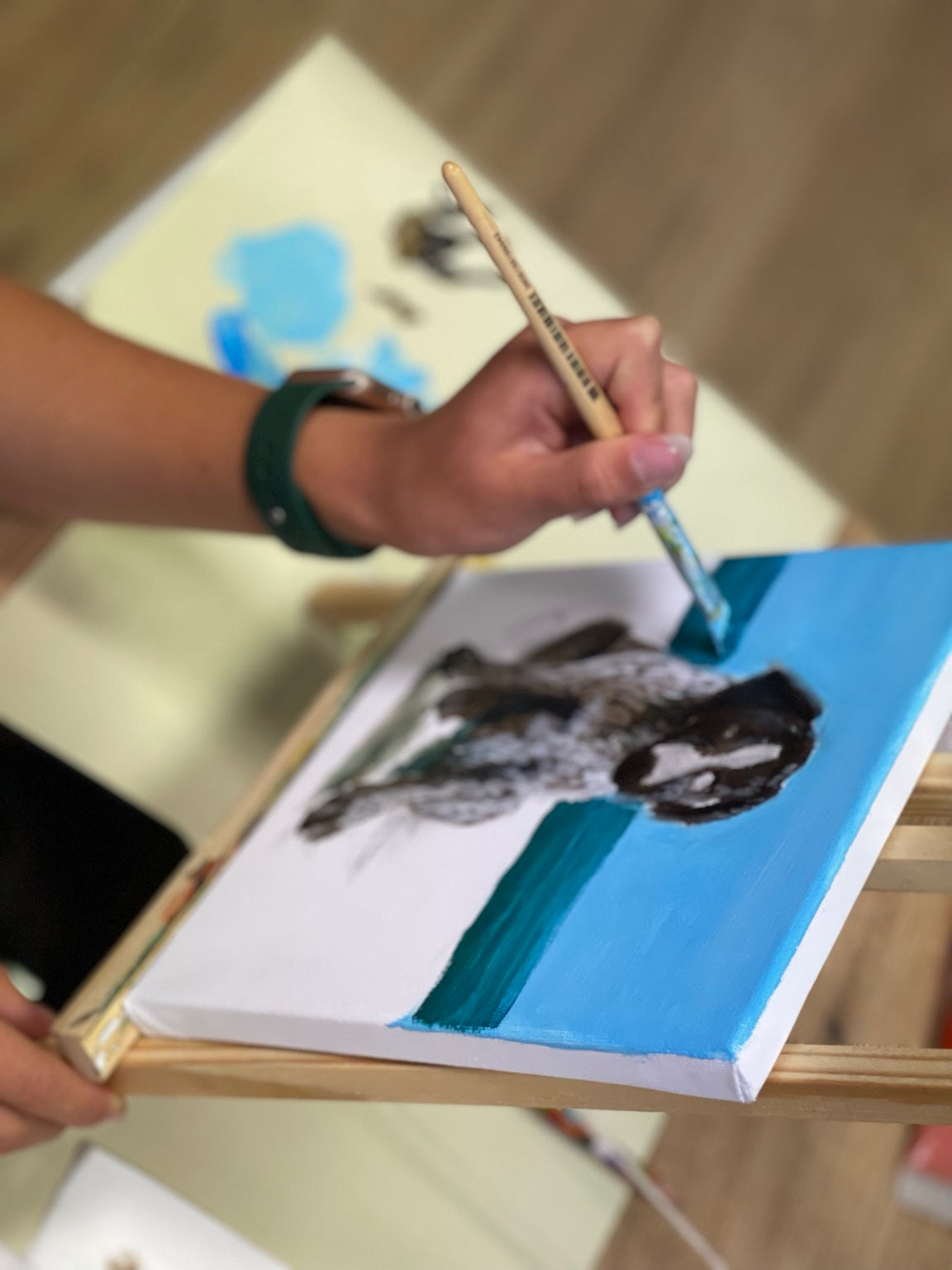Tapybos ant drobės edukacijos akimirka – ARTBYAUDRA