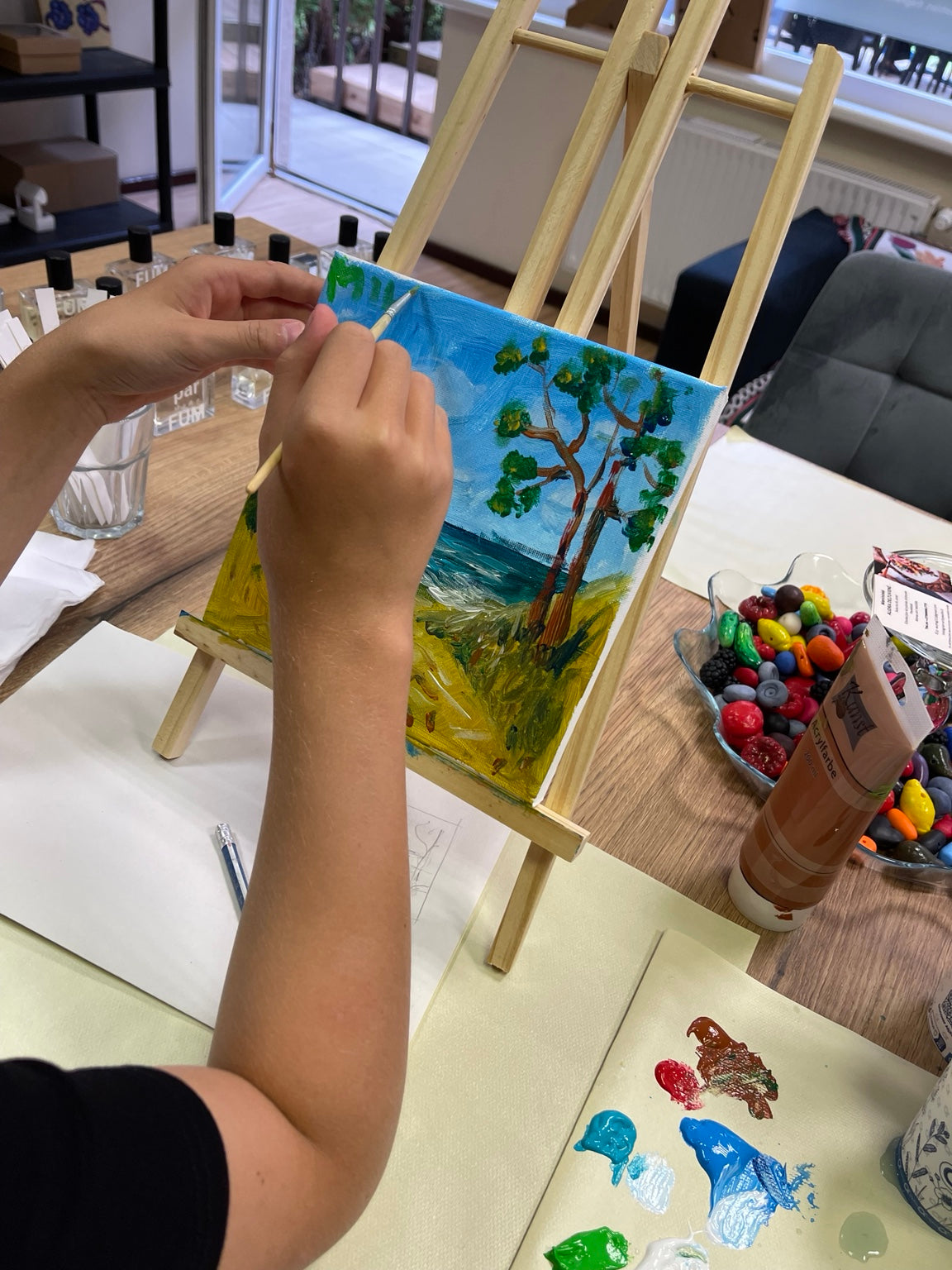 Tapybos ant drobės edukacijos akimirka – ARTBYAUDRA